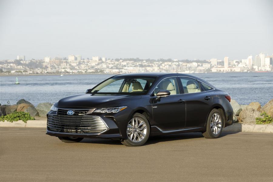  Toyota Avalon Hybrid XLE 2018 года  (фото 1 из 13)